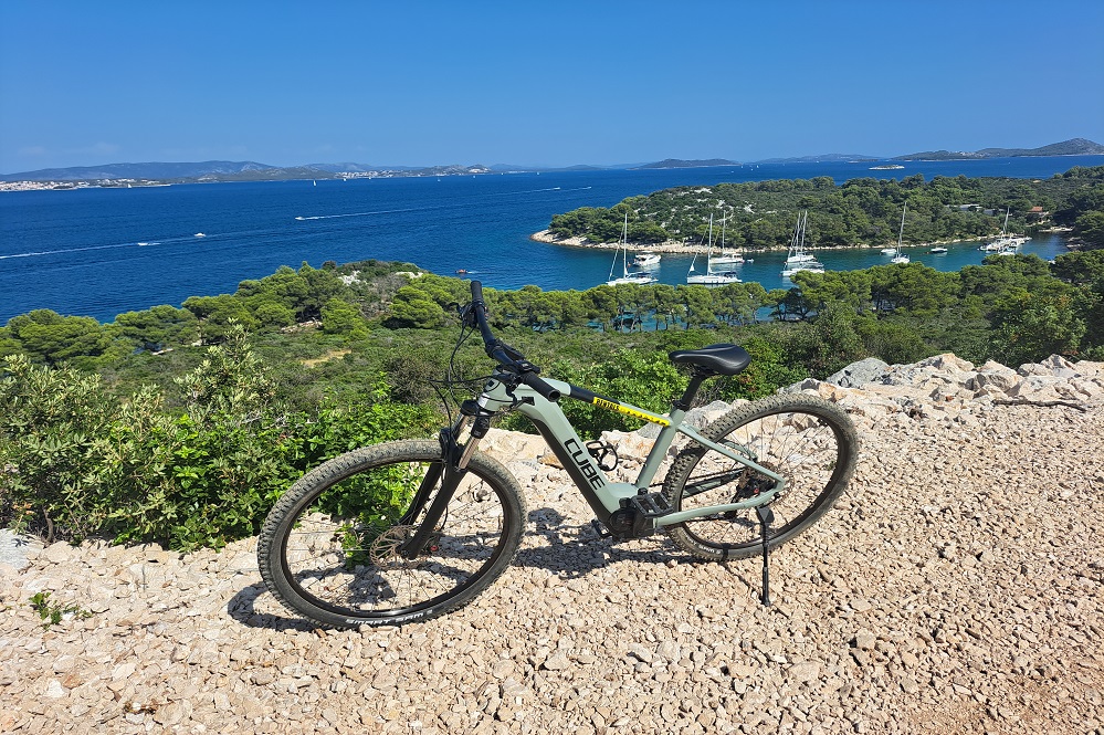 rent-e-bike-pasman-999x665